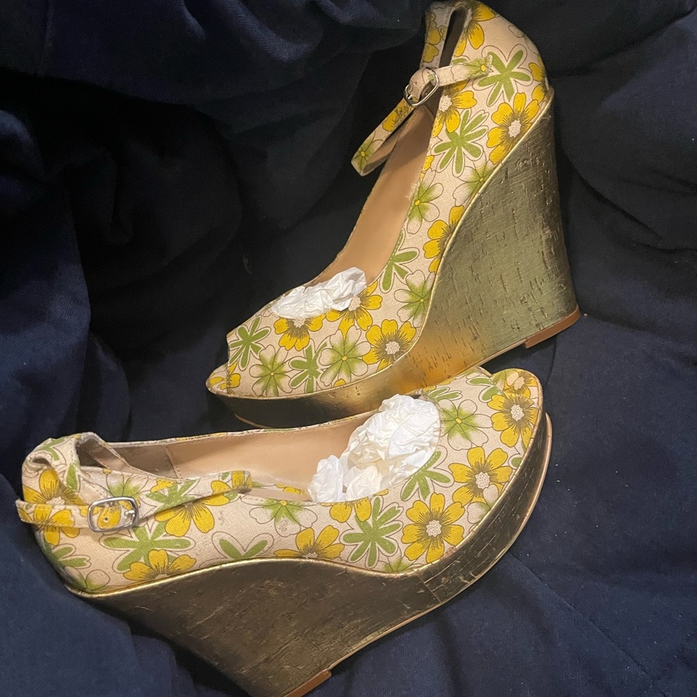 Luichiny Flowered Wedges